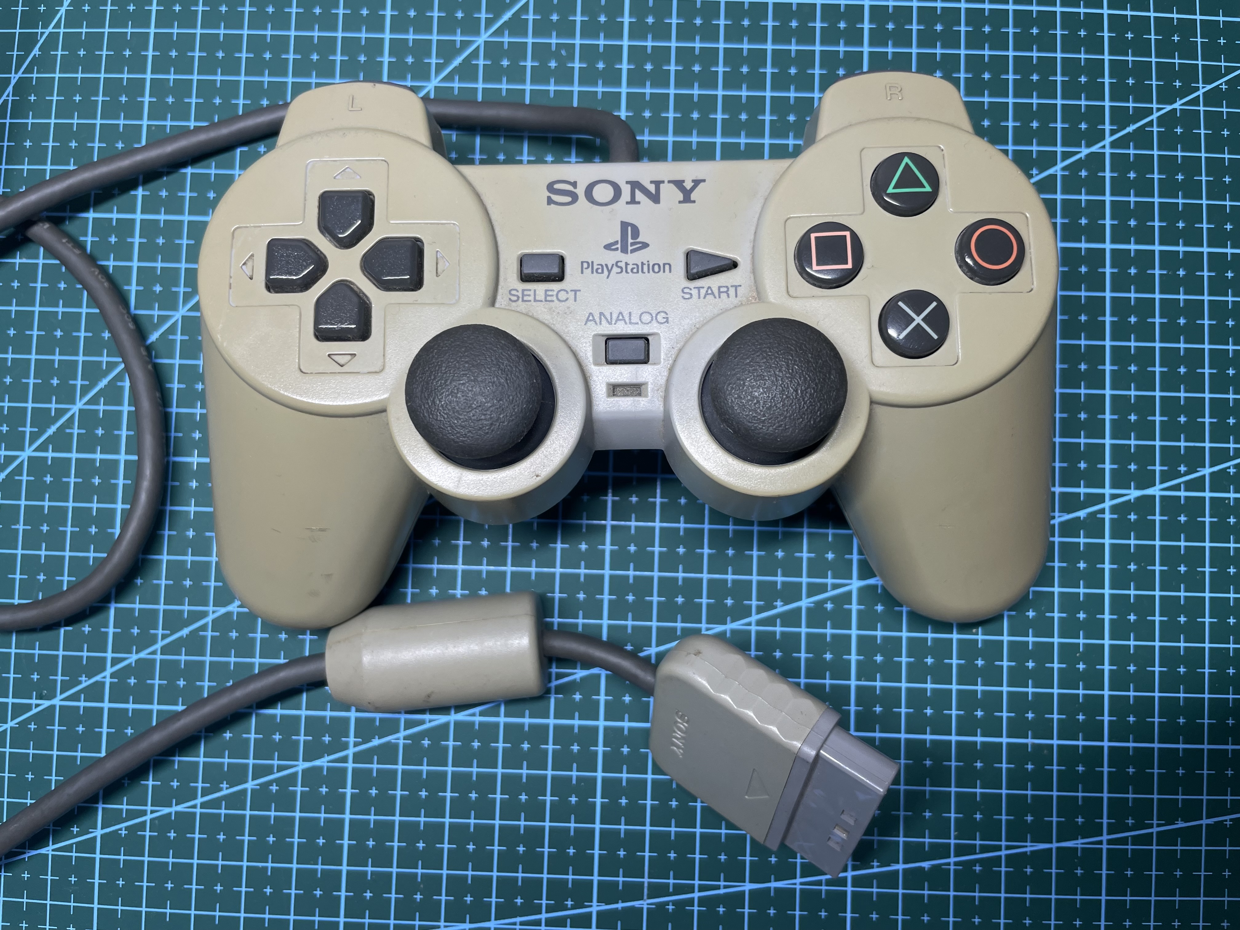 psx_dual_shock_yellowed.jpg