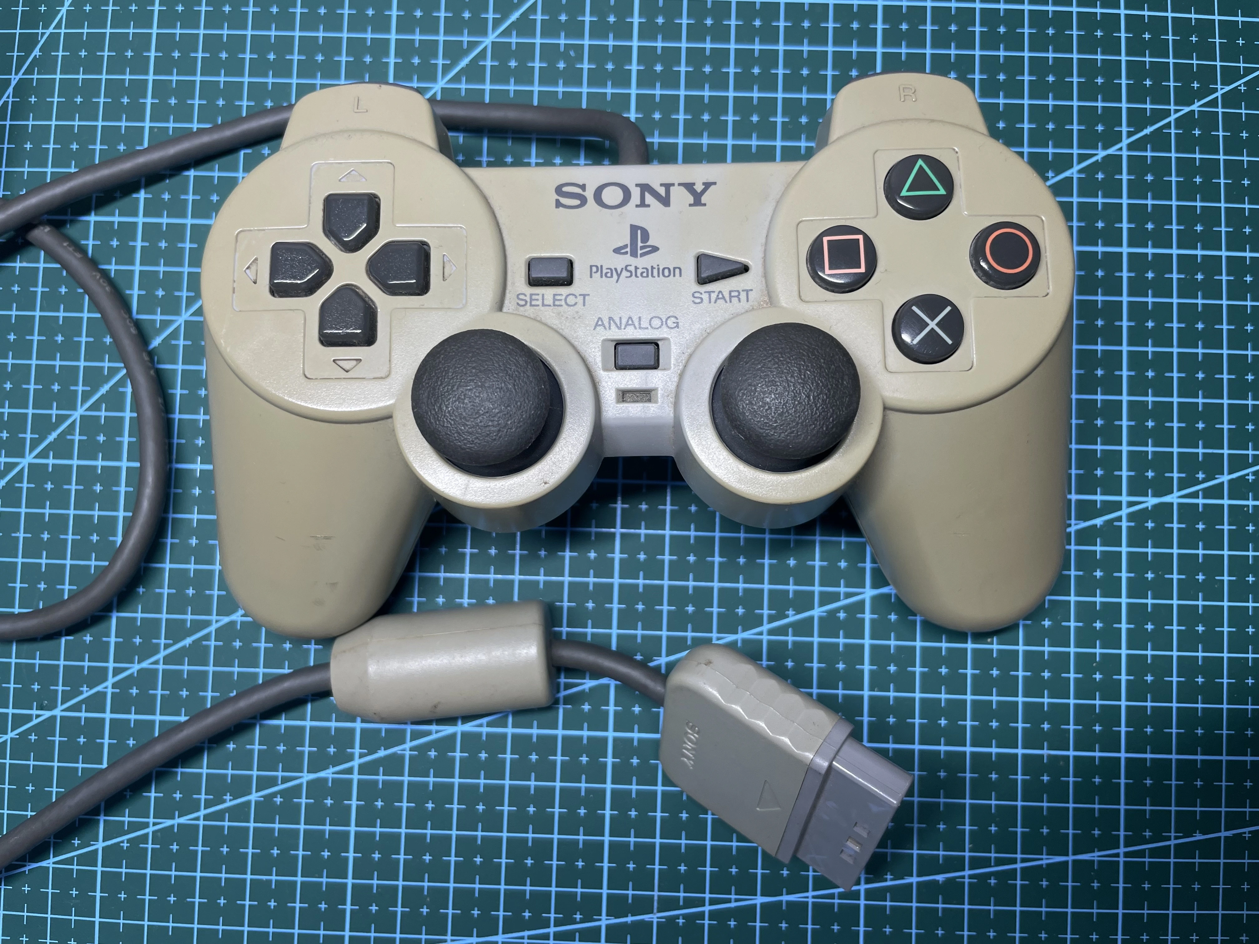 psx_dual_shock_yellowed.webp